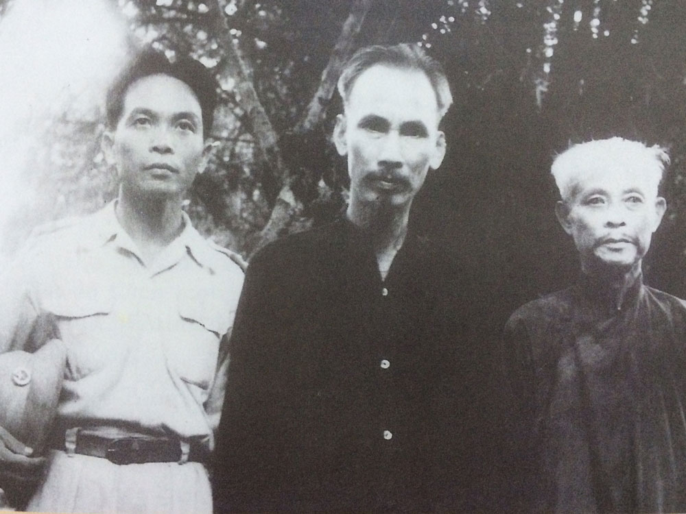 Đại tướng Võ Nguyên Giáp, Hồ Chủ tịch và Trưởng ban Thường trực Quốc hội Bùi Bằng Đoàn (từ trái sang) tại Lễ thụ phong quân hàm Đại tướng Võ Nguyên Giáp, ngày 28.5.1948 - Ảnh: tư liệu