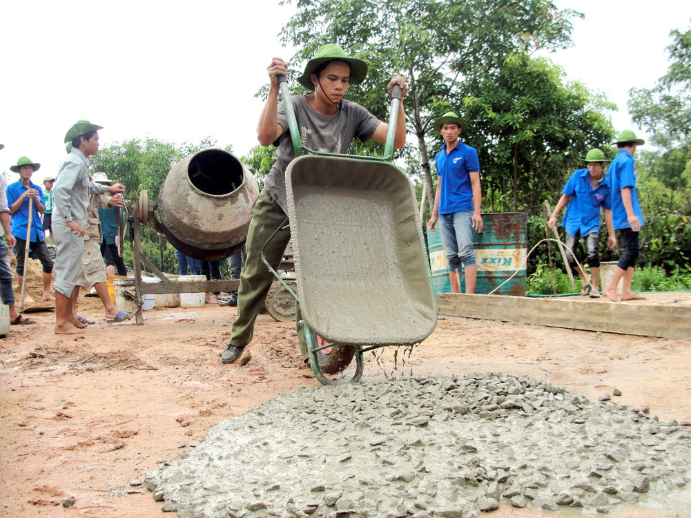  Trên công trình xây đường bê tông xã Hòa Bình của thanh niên tình nguyện - Ảnh: Phạm Anh