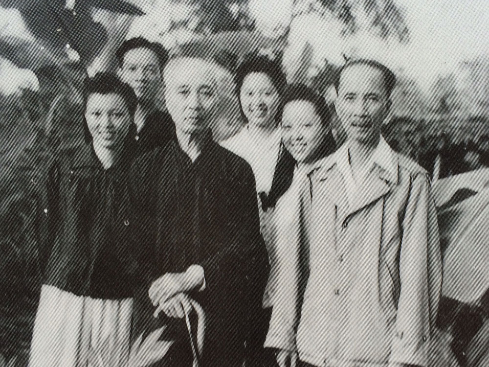 Cụ Vi Văn Định (người cầm gậy) cùng gia đình trong kháng chiến (1953) - Ảnh: Nguyễn Kim Nữ Hạnh