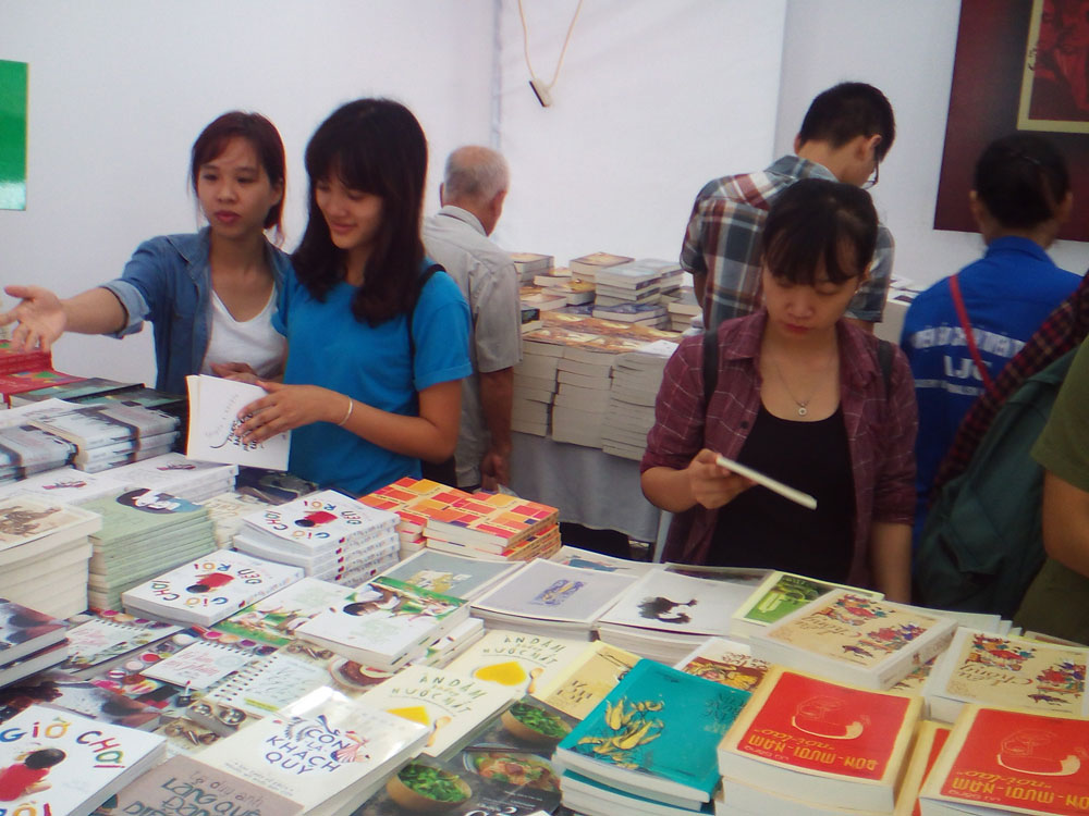 Nhiều người trẻ đến mua sách tại Hội chợ sách quốc tế VN 2015 - Ảnh: T.N