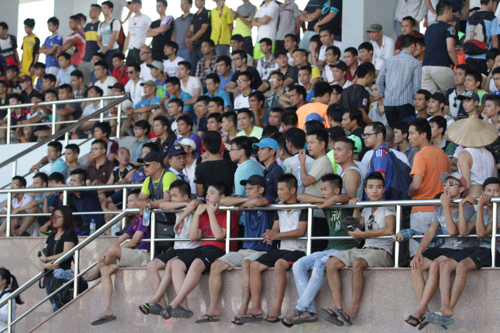 Các trận đấu của giải “phủi” thu hút rất đông khán giả - Ảnh: Chi Hường