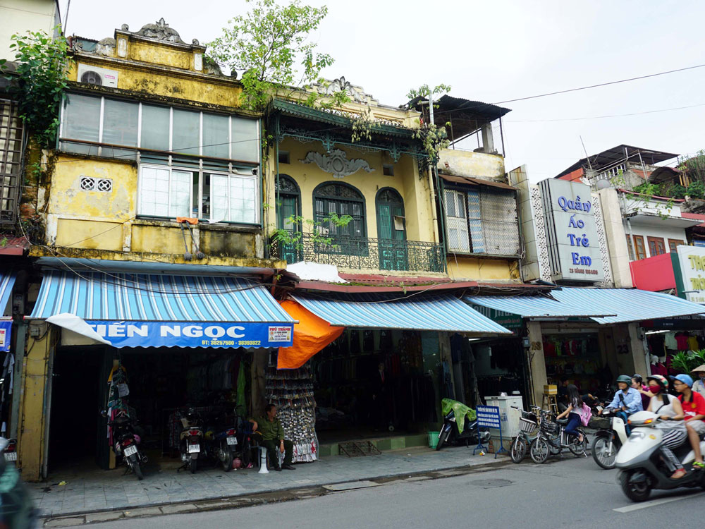 Kiến trúc xưa của các ngôi nhà cổ ở Hà Nội đang bị phá vỡ bởi nhu cầu của cuộc sống đương đại - Ảnh: Ngọc Thắng