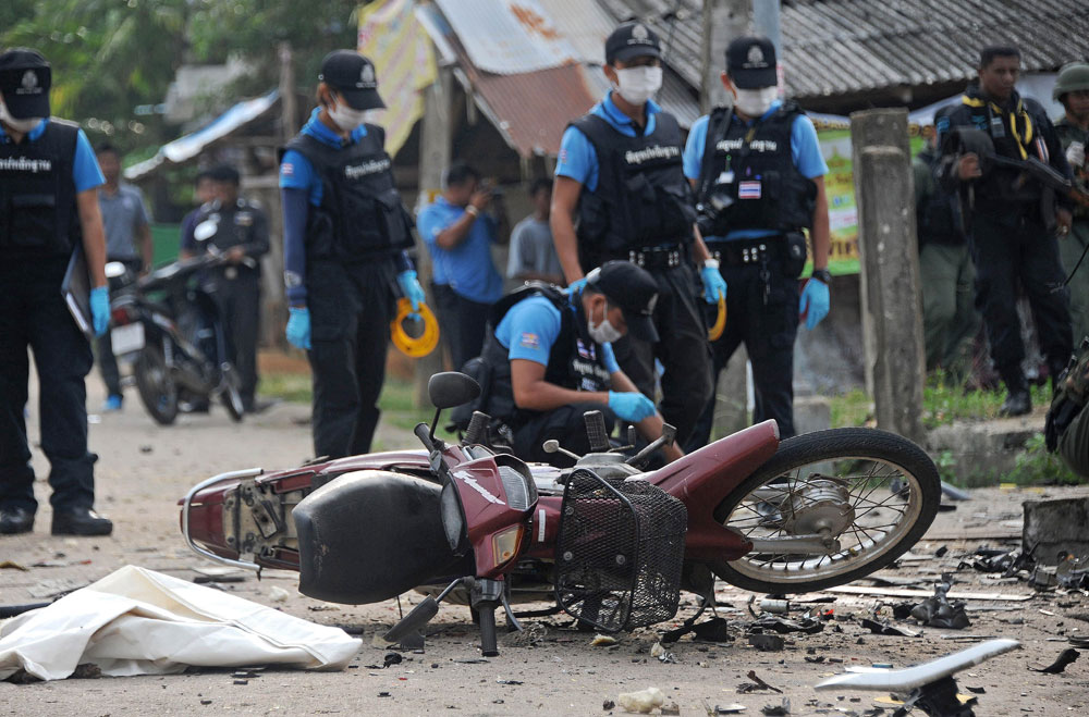 Lực lượng an ninh điều tra hiện trường vụ đám bom thứ hai ở Narathiwat - Ảnh: AFP