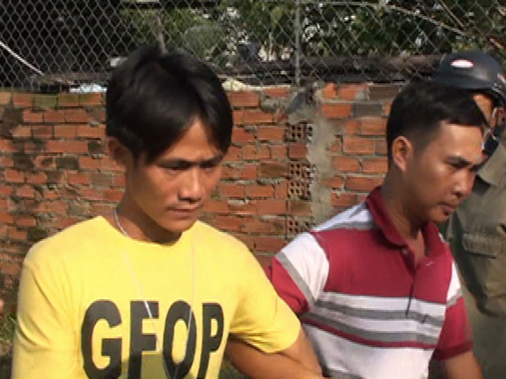 Nguyễn Minh Tâm (áo vàng) bước đầu khai nhận đã giết con ruột của mình là cháu Thắng vào ngày 15.9 và chôn xác trong nhà