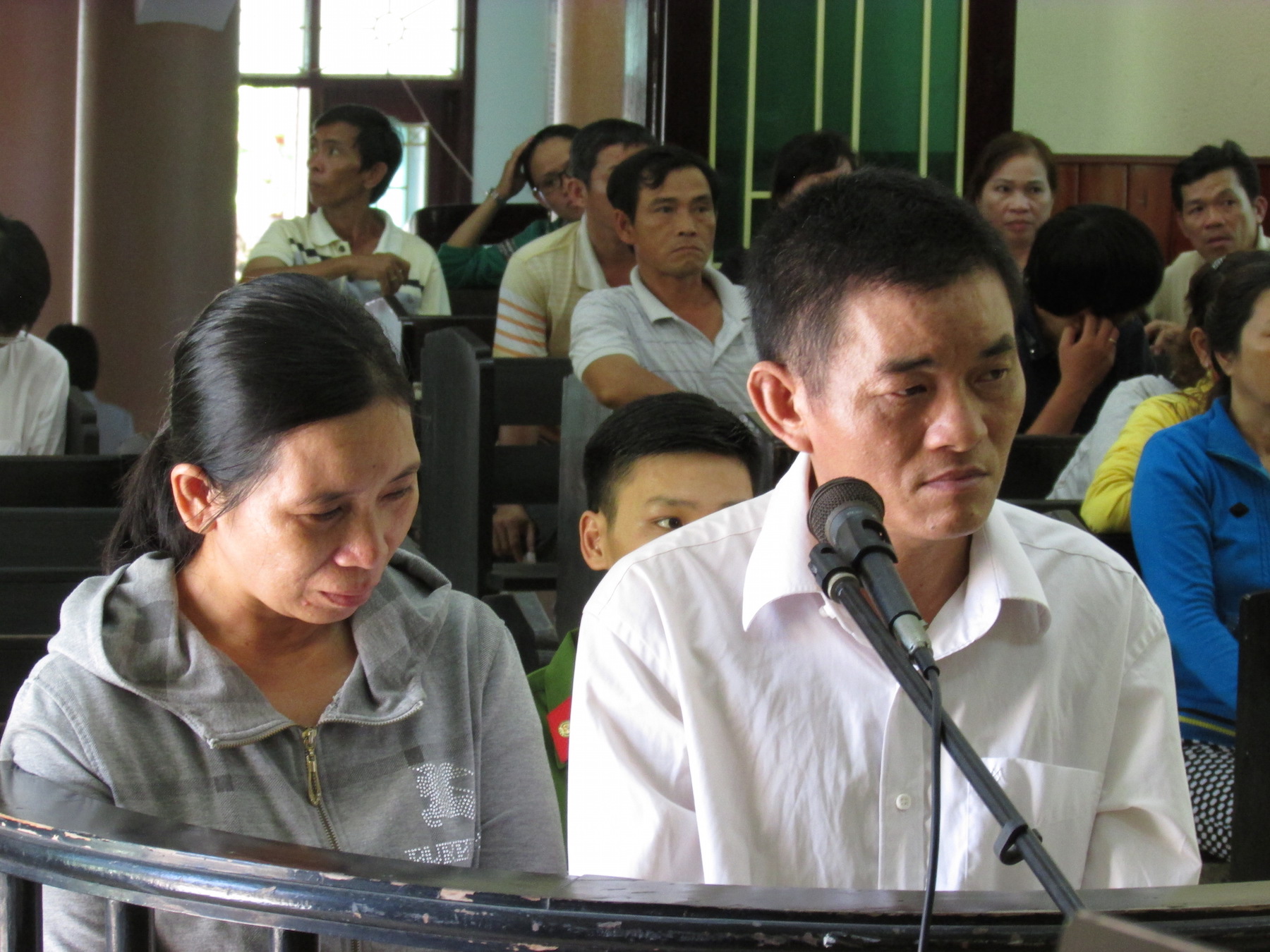 Hai vợ chồng Ung Thanh Đông, Nguyễn Thị Liên trước tòa