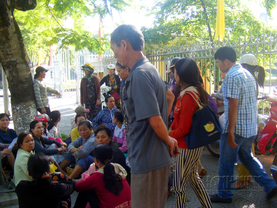Nhiều tiểu thương ngồi bệt trước cổng UBND tỉnh Thừa Thiên – Huế kêu cứu việc phải chuyển đến kinh doanh tại chợ mới Phú Hậu - Ảnh: Đình Toàn