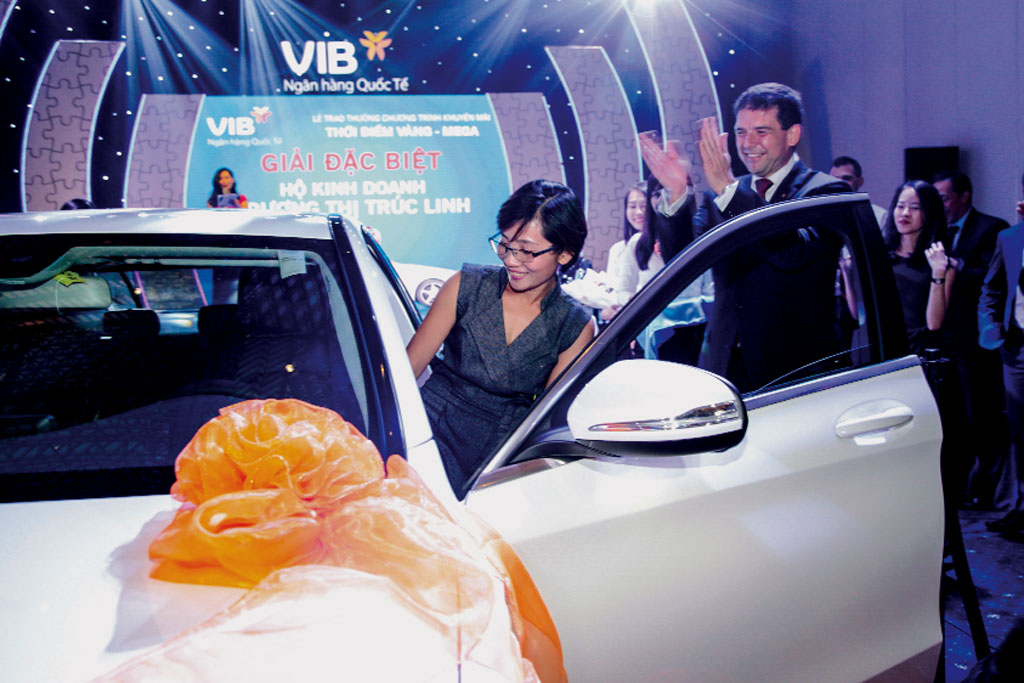 Chị Trương Thị Trúc Linh đã trở thành chủ nhân của giải thưởng đặc biệt từ chương trình khuyến mãi Thời điểm vàng - chiếc xe ô tô Mercedes C200