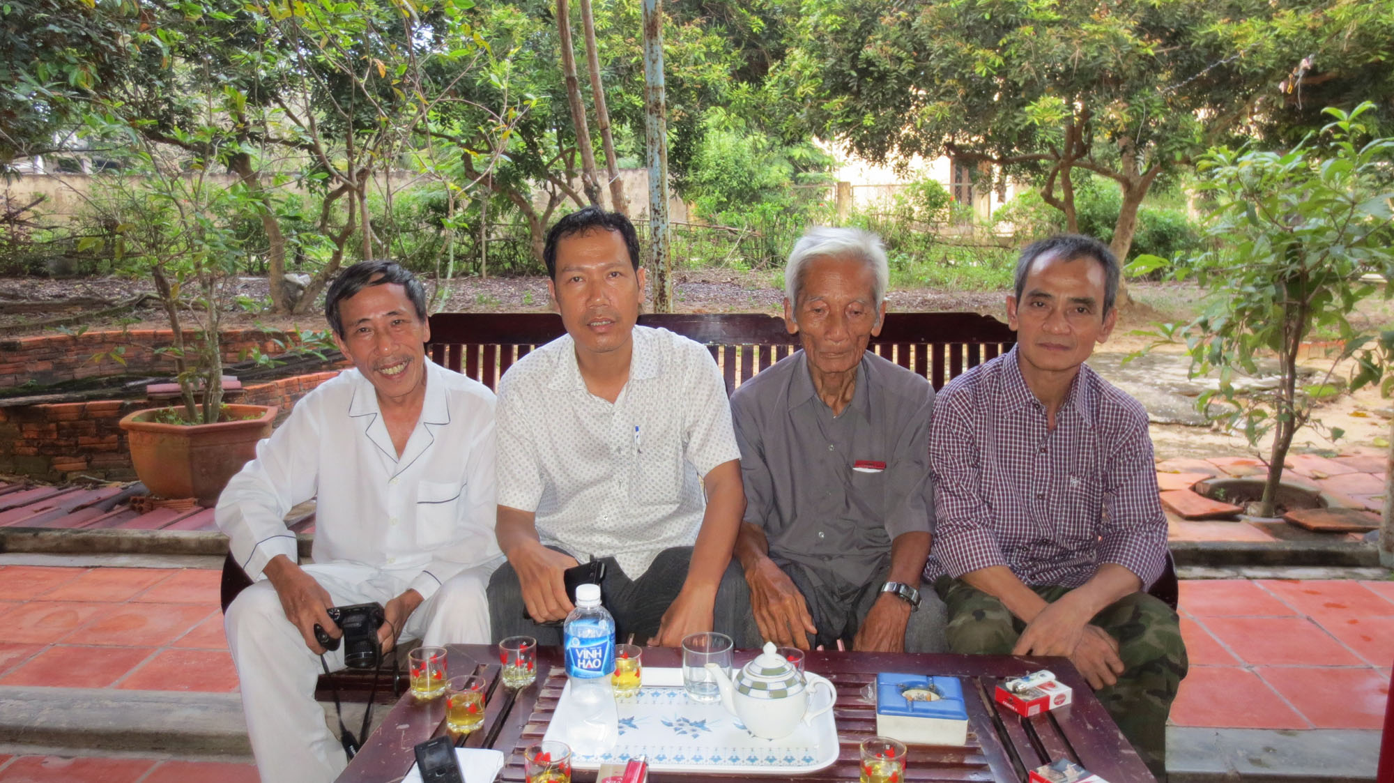 Từ trái qua, ông Nguyễn Thận, người liên tục kêu oan cho Nén 17 năm qua, với PV Thanh Niên Online và cha con anh Nén  - Ảnh: H. Linh