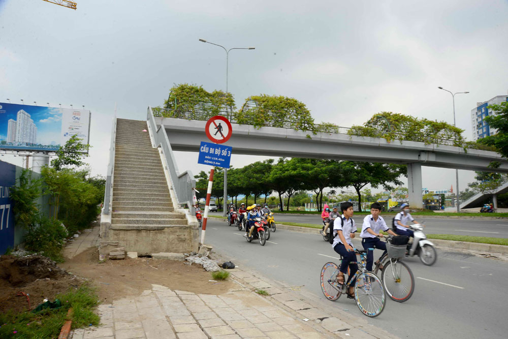 Thiết kế không hợp lý góp phần khiến các cầu vượt đi bộ dọc đại lộ Võ Văn Kiệt vắng hoe ­ Ảnh: Diệp Đức Minh