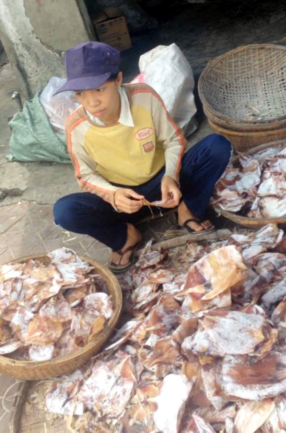 Nhân viên một cơ sở sản xuất mực tẩm trên đường Trần Quang Diệu không mang đồ bảo hộ trong quá trình chế biến. 