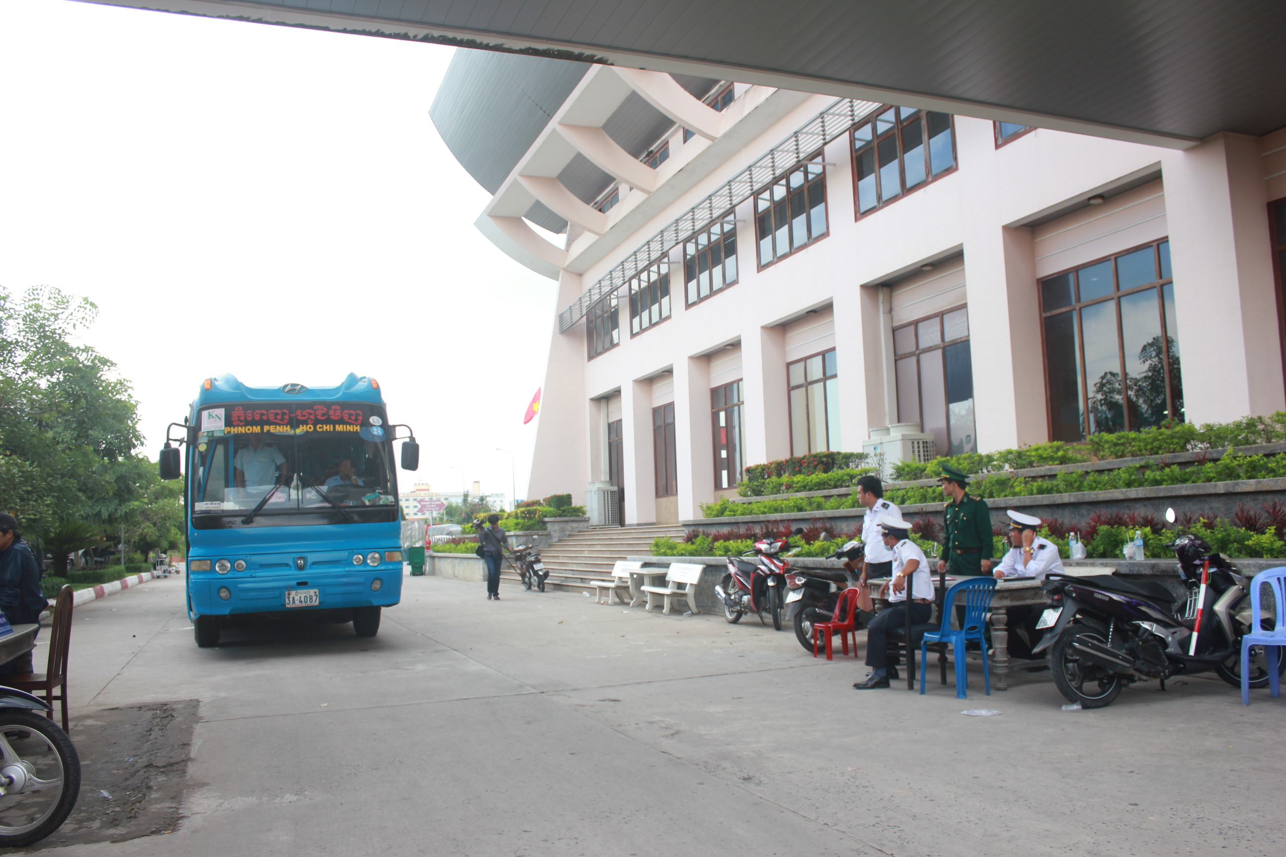  Các lực lượng chức năng chống buôn lậu kiểm tra xe nhập cảnh từ Campuchia về VN tỉnh tại cửa khẩu Mộc Bài 