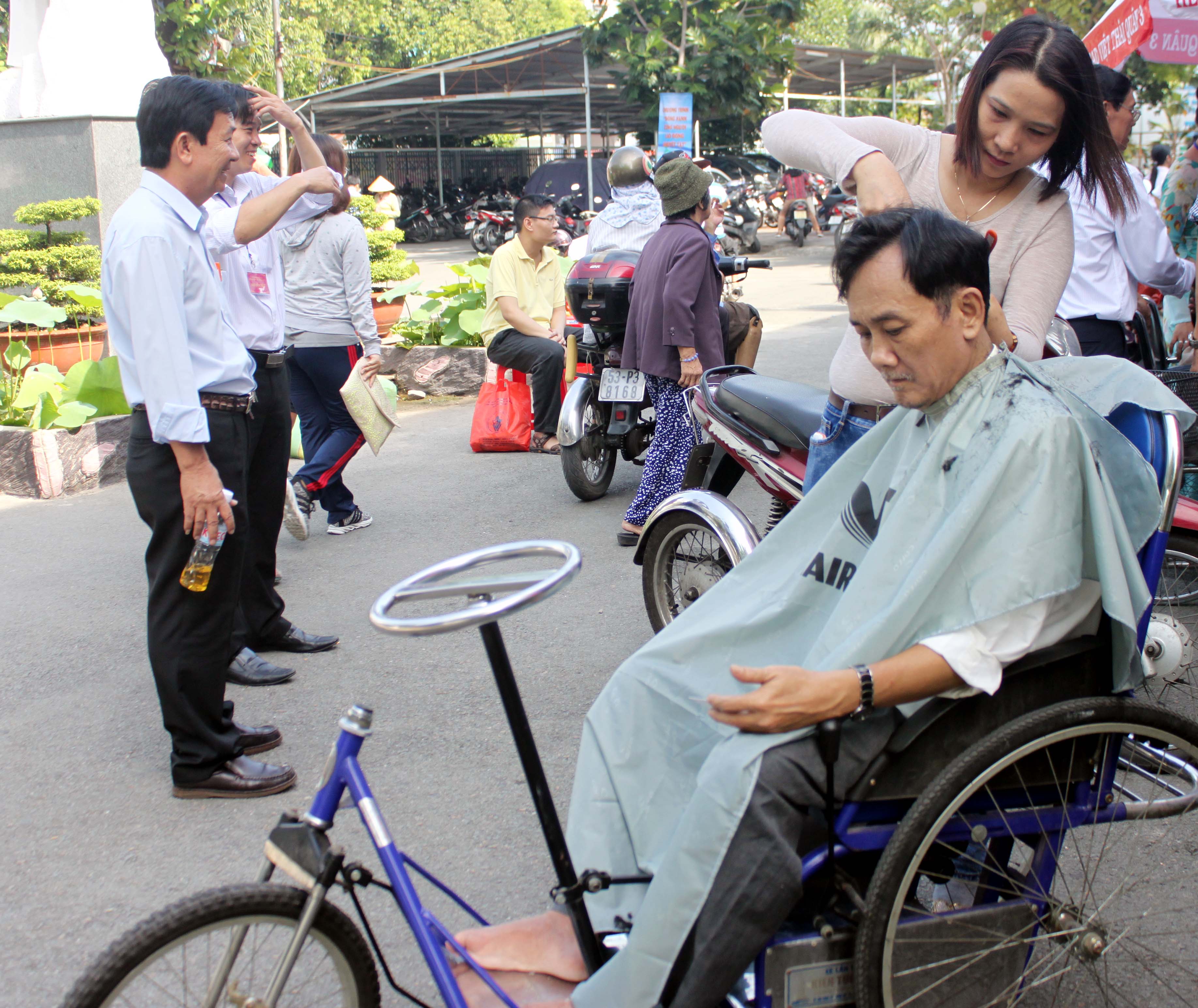Người khuyết tật được cắt tóc ngay trên xe lăn, xe lắc...