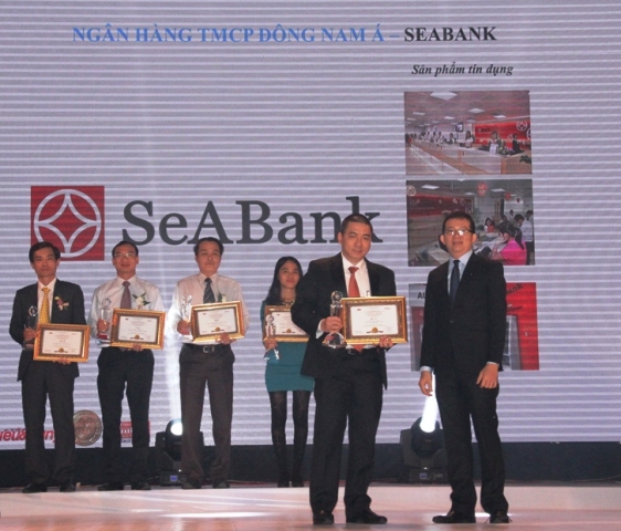 Ban tổ chức trao giải thưởng “Top 100 sản phẩm/dịch vụ được Tin & Dùng năm 2015” cho đại diện SeABank