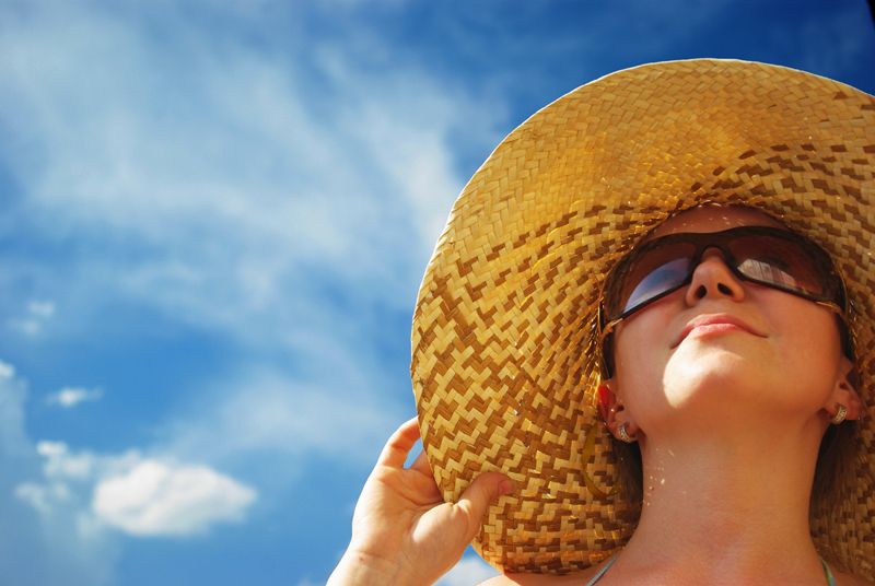 Các tia UV trong ánh nắng mặt trời chính là kẻ thù lớn nhất của làn da