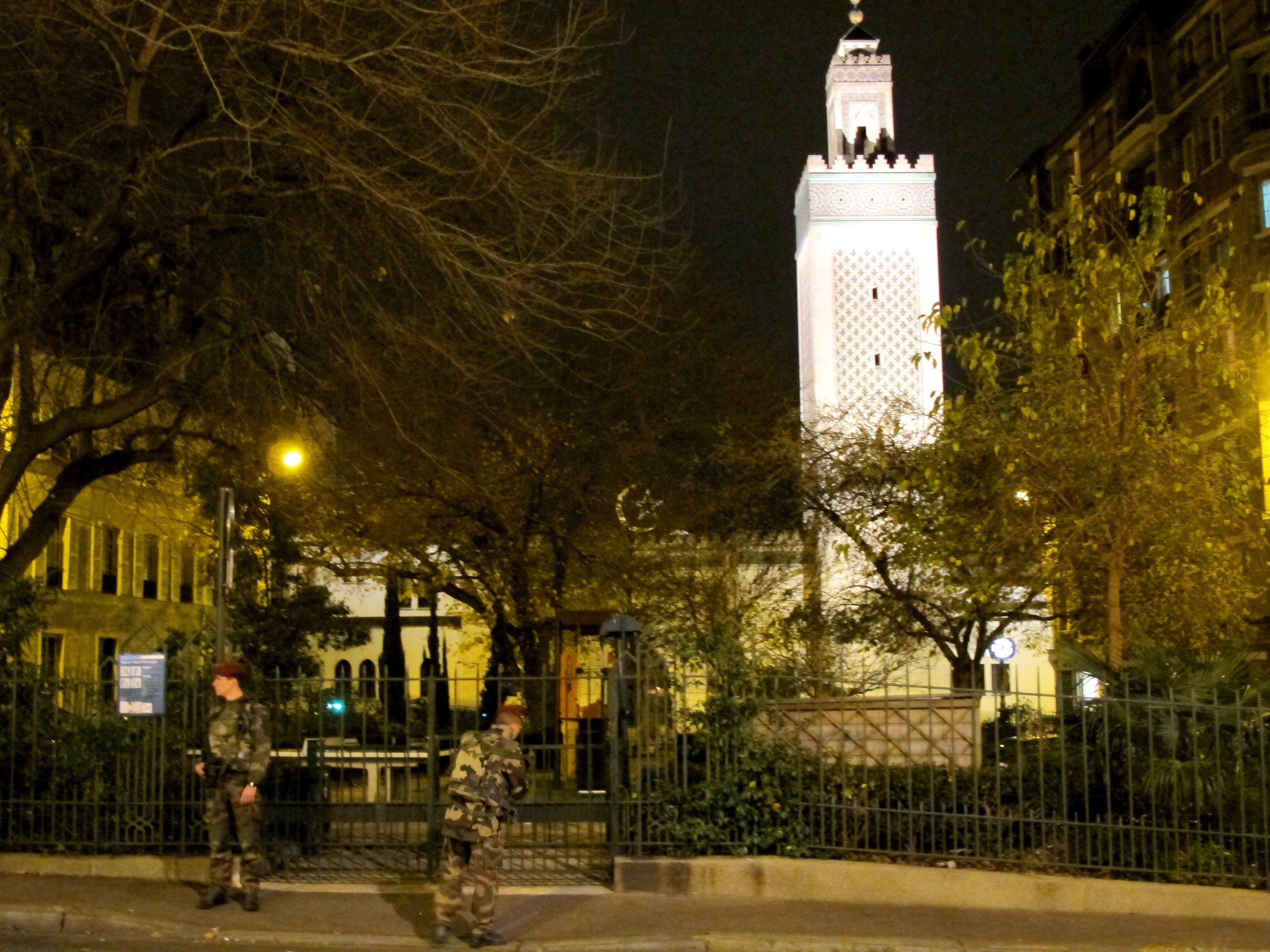 An ninh được siết chặt tại Đại giáo đường Hồi giáo Paris - Ảnh: Lan Chi
