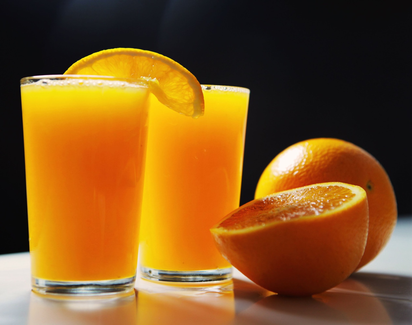 Cam chứa nhiều vitamin C có tác dụng tái tạo, dưỡng ẩm và làm sáng da 