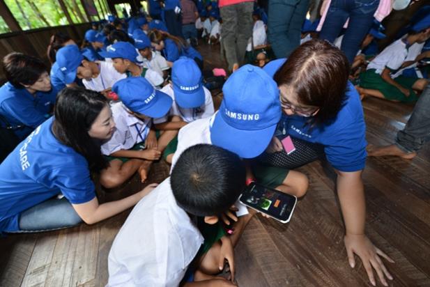Tình nguyện viên giúp học sinh Myanmar trải nghiệm học tập vui chơi bằng công nghệ