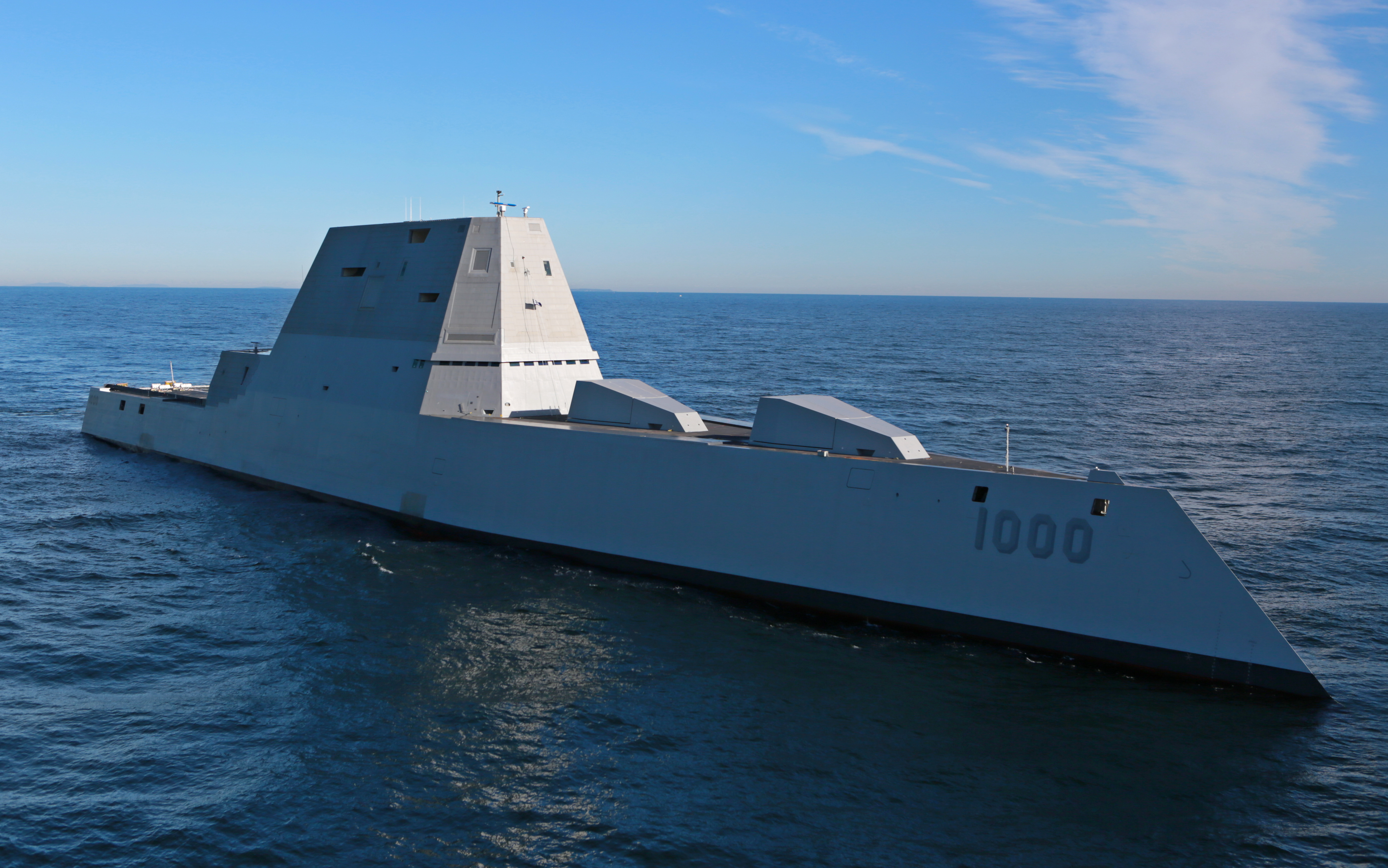 Vẻ ngoài khác lạ 
của tàu chiến tàng hình Zumwalt của Hải quân Mỹ - Ảnh: AFP