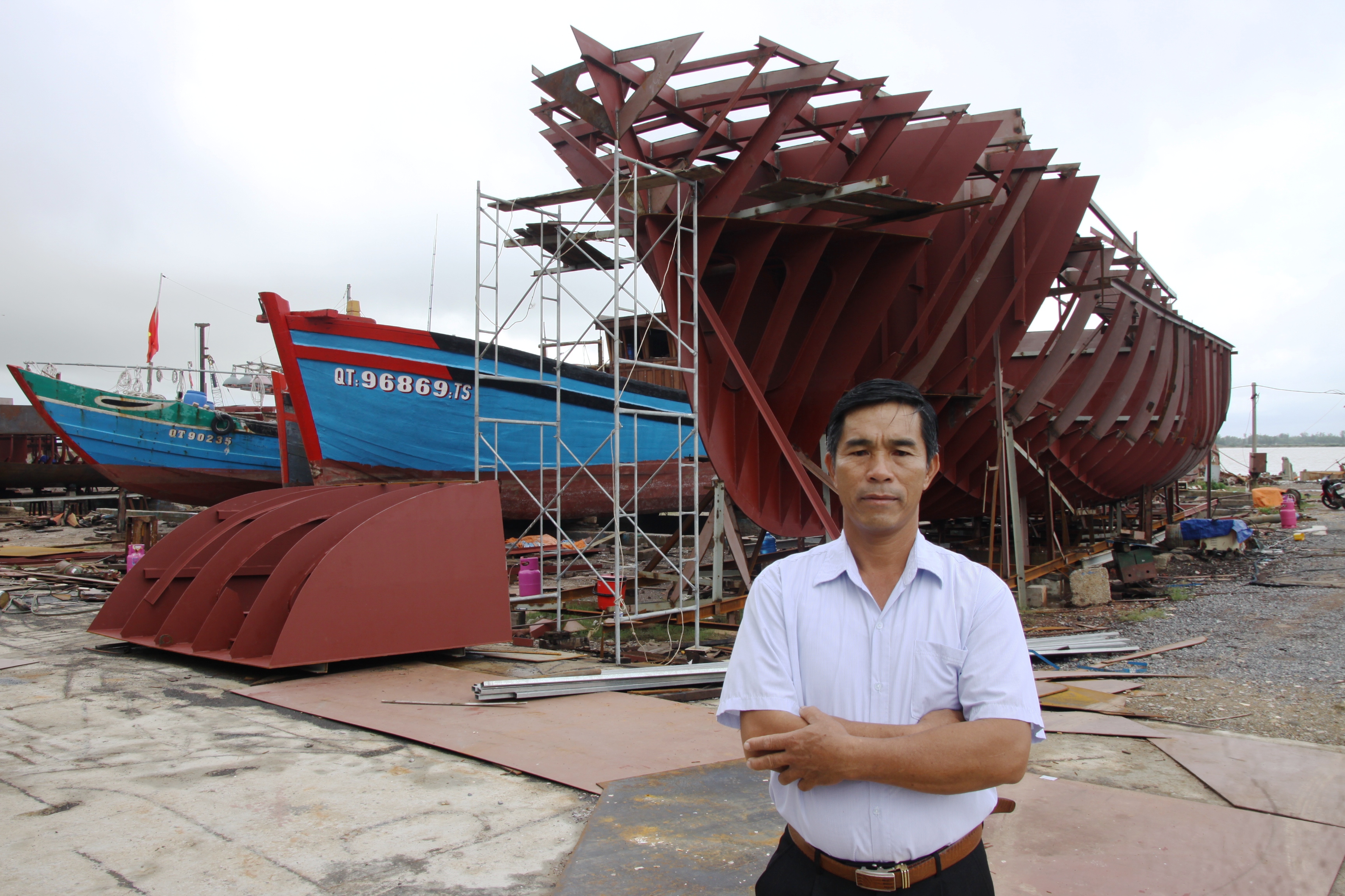 “Thần đèn” Võ Văn Thụ trong xưởng đóng tàu của mình ở TT.Cửa Việt (H.Gio Linh, Quảng Trị) - Ảnh: Nguyễn Phúc