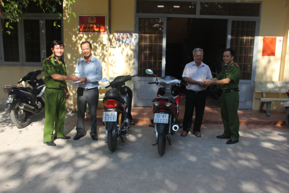  Công an H. Gò Dầu (Tây Ninh) trả lại hai chiếc xe gắn máy cho người dân vào ngày 30.12.2015 - Ảnh Ngọc Hà
