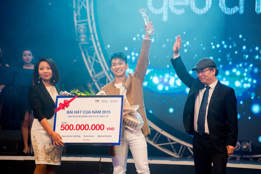 Hoài Lâm xuất sắc đạt giải Bài hát yêu thích của năm 2015 với giải thưởng 1 tỉ đồng