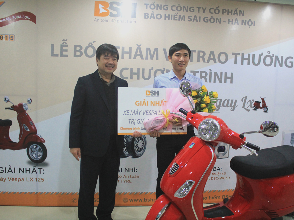 TGĐ Lưu Thanh Tâm của BSH trao giải nhất là 1 xe máy Vespa LX cho khách hàng tại miền Bắc