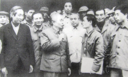 Bí thư Thành ủy Đoàn Duy Thành (trái) đang nghe Đại tướng Võ Nguyên Giáp nói chuyện với lãnh đạo địa phương.