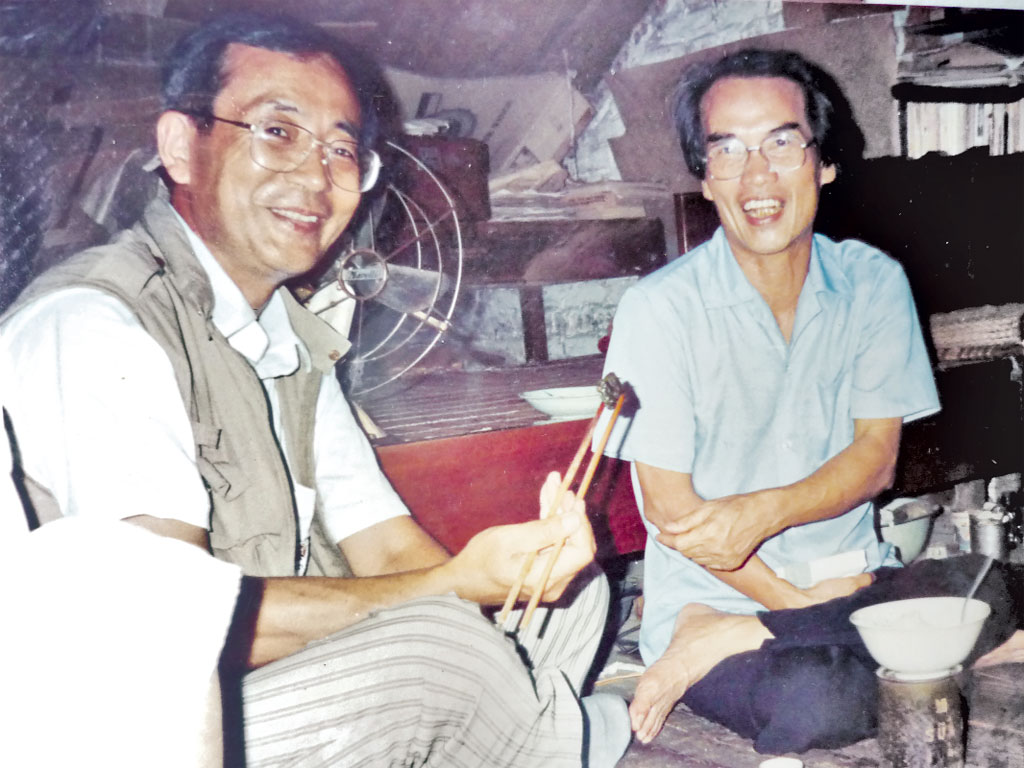 Nhà báo Yutaka Aramaki (trái) và nhà văn Sơn Tùng  	ảnh: Tư liệu của nhà văn Sơn Tùng