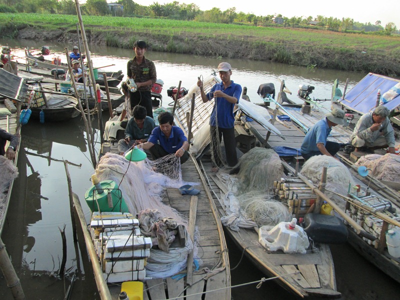 Các tay lưới ở Vàm Nao chuẩn bị giàn lưới săn cá