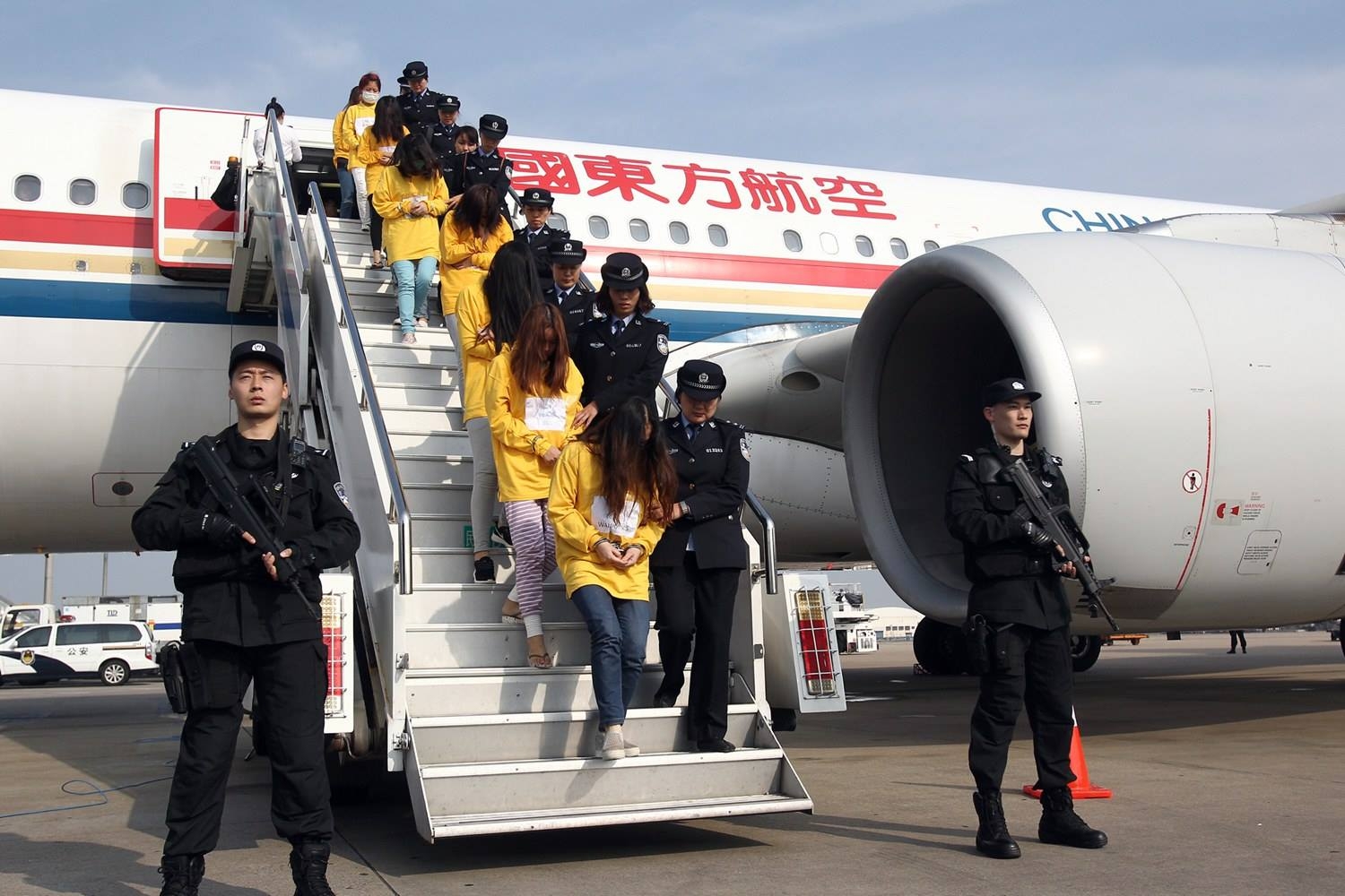 Nghi phạm Trung Quốc bị trục xuất từ Indonesia và Campuchia về nước hồi tháng 10.2015 - Ảnh: Weibo
