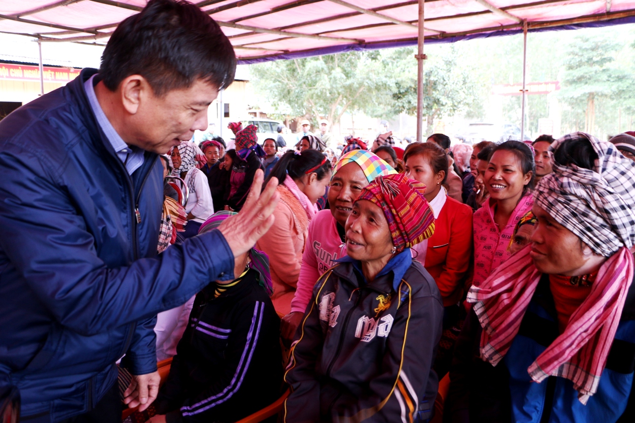 Chủ tịch UBND tỉnh Quảng Bình Nguyễn Hữu Hoài thăm hỏi bà con dân tộc thiểu số ở xã Thượng Trạch