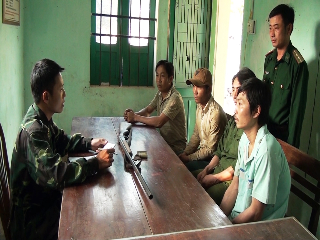 Nhóm lâm tặc bị tạm giữ tại Đồn Biên phòng Cù Bai - Ảnh: Nguyễn Phúc
