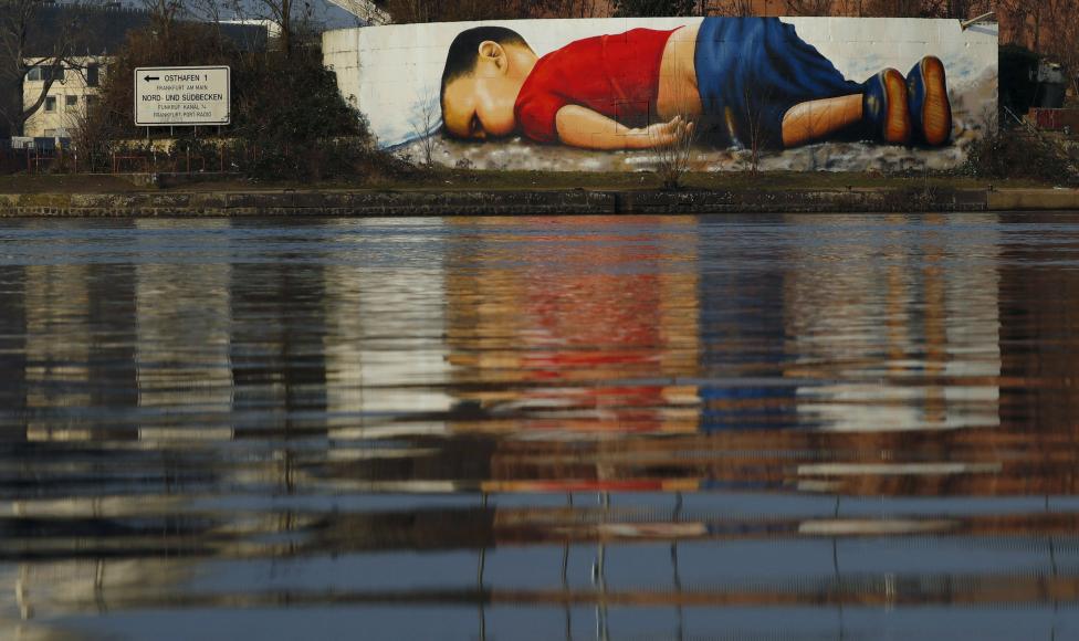 Tác phẩm graffiti về cậu bé tị nạn xấu số Aylan Kurdi bên bờ sông Main, TP.Frankfurt, Đức - Ảnh: Reuters