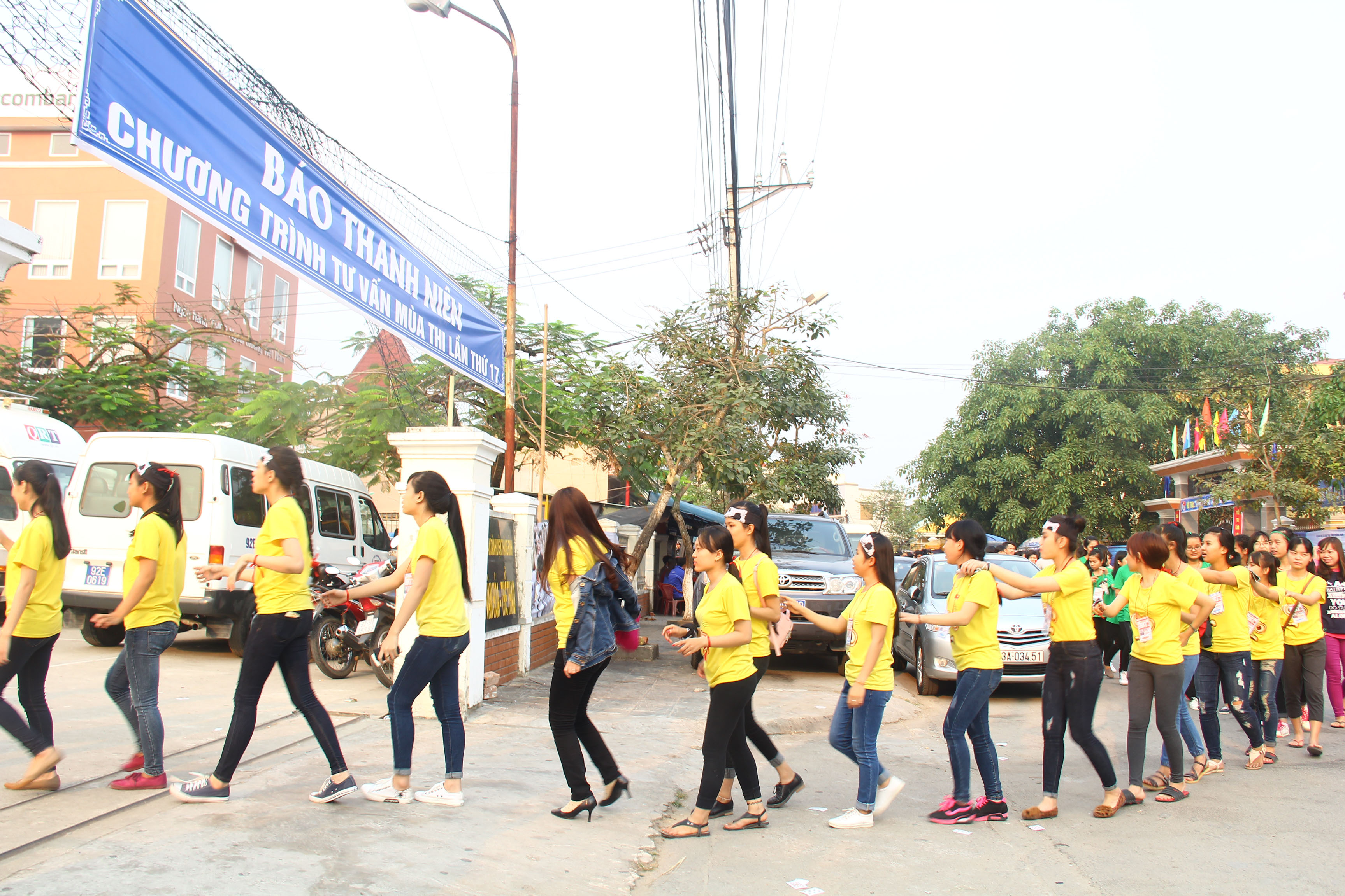 Trong khi học sinh THPT ở huyện Thăng Bình xếp hàng vào hội trường dự khán trực tiếp chương trình, thì nhiều địa phương còn lại tổ chức cho học sinh theo dõi qua ti vi