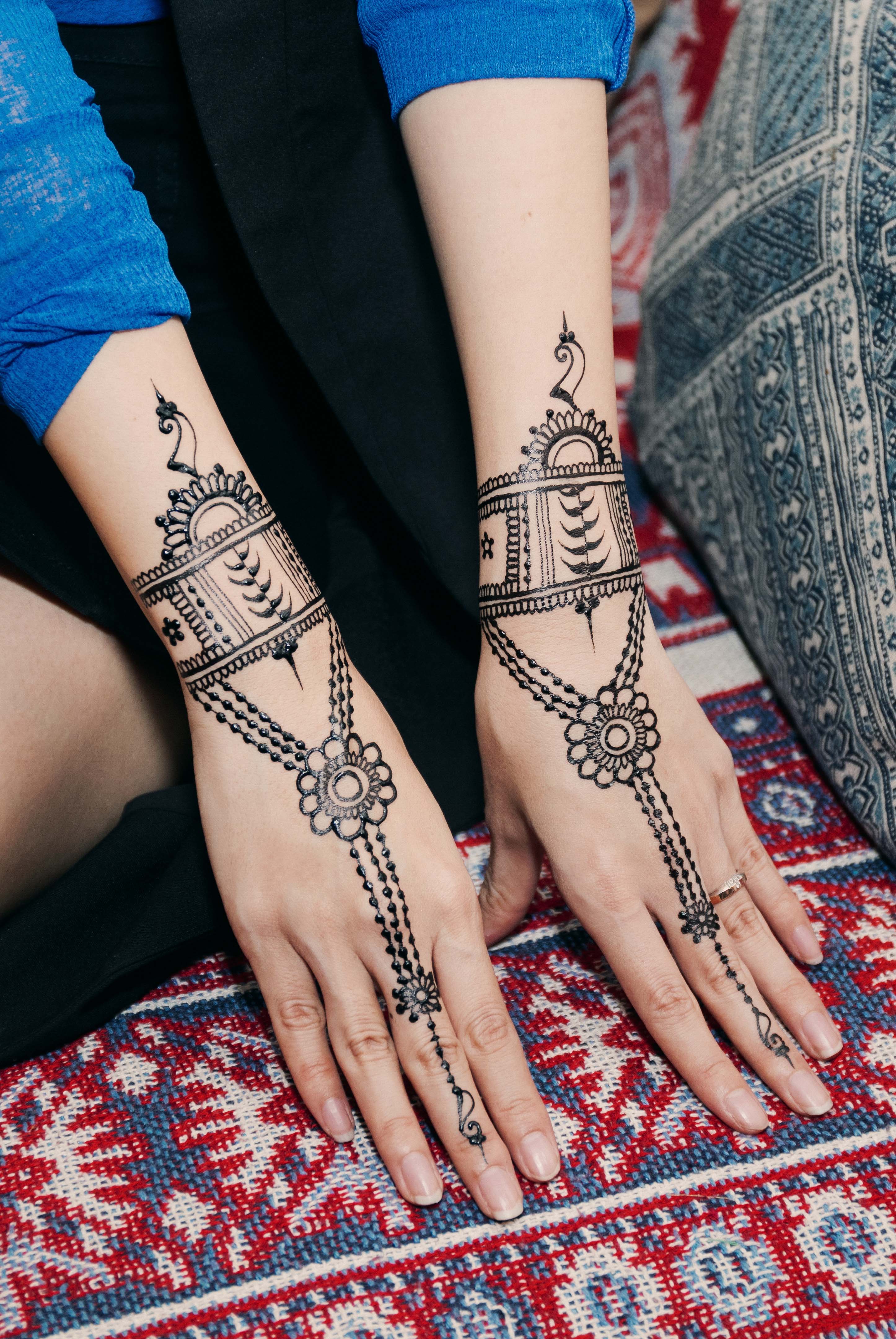 Nếu muốn 1 Hình vẽ trên tay chân hay eo, vai , chân ngực .... sành điệu như  trong phim Ấn Độ mà lại hok bít vẽ Henna. Phải làm sao nhỉ?