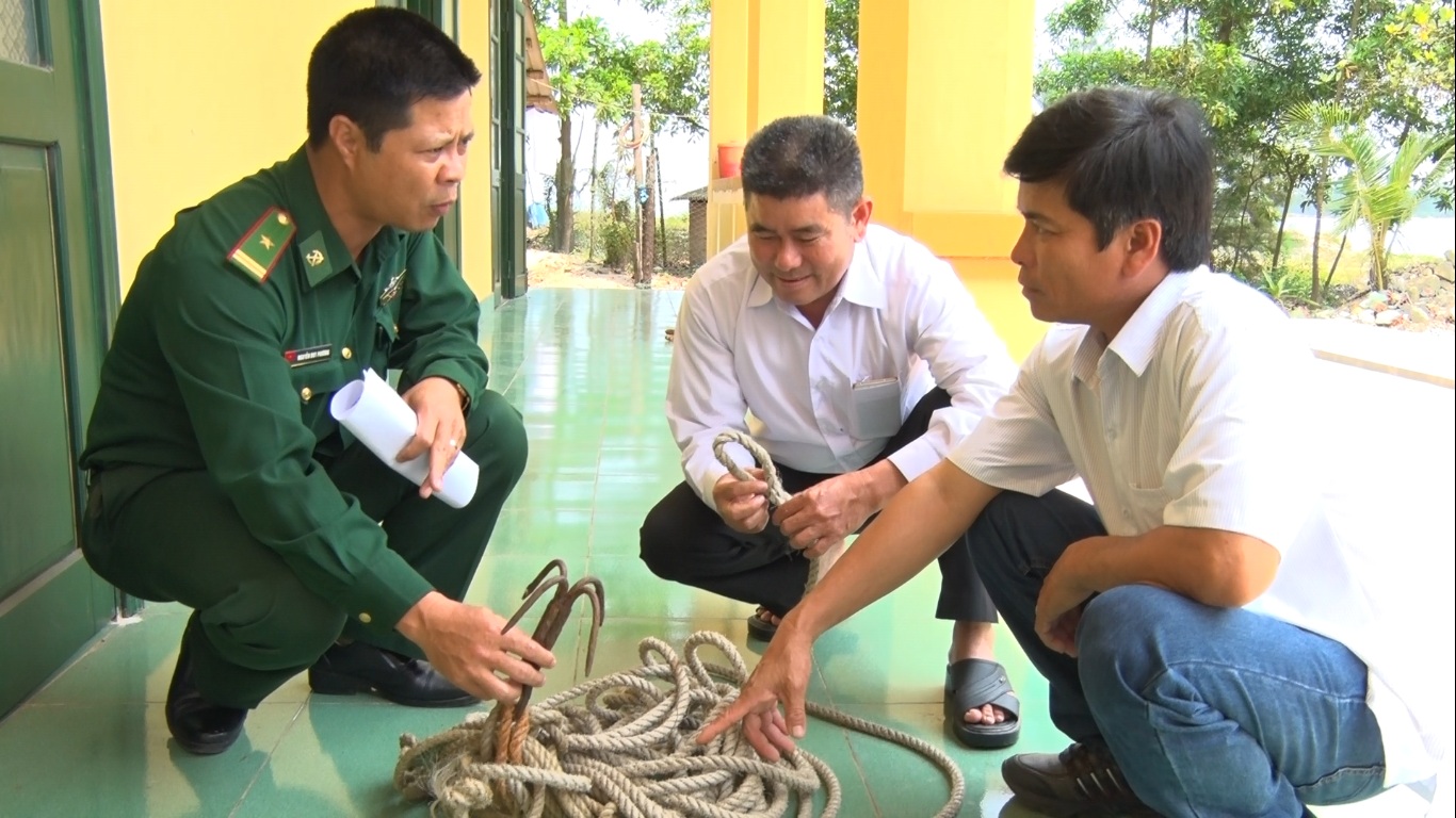  Ngư dân Cửa Việt bàn giao chiếc neo của tàu Trung Quốc - Ảnh: Nguyễn Phúc