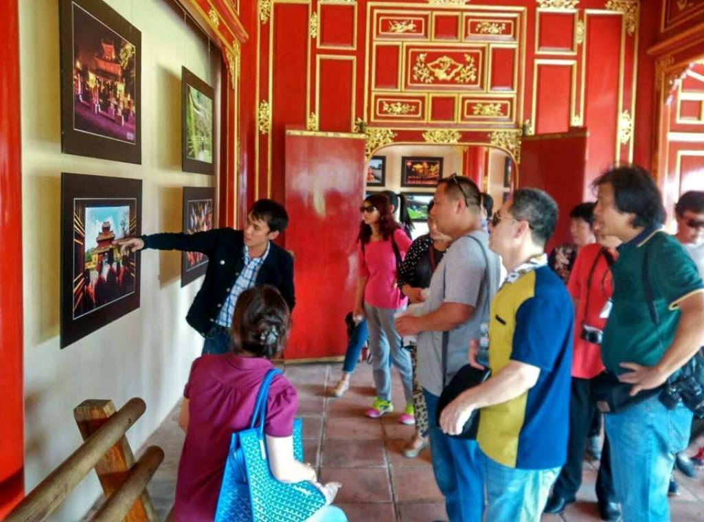 Nguyễn Xuân Nhật và công việc hướng dẫn thuyết minh giới thiệu Việt Nam cho du khách. 