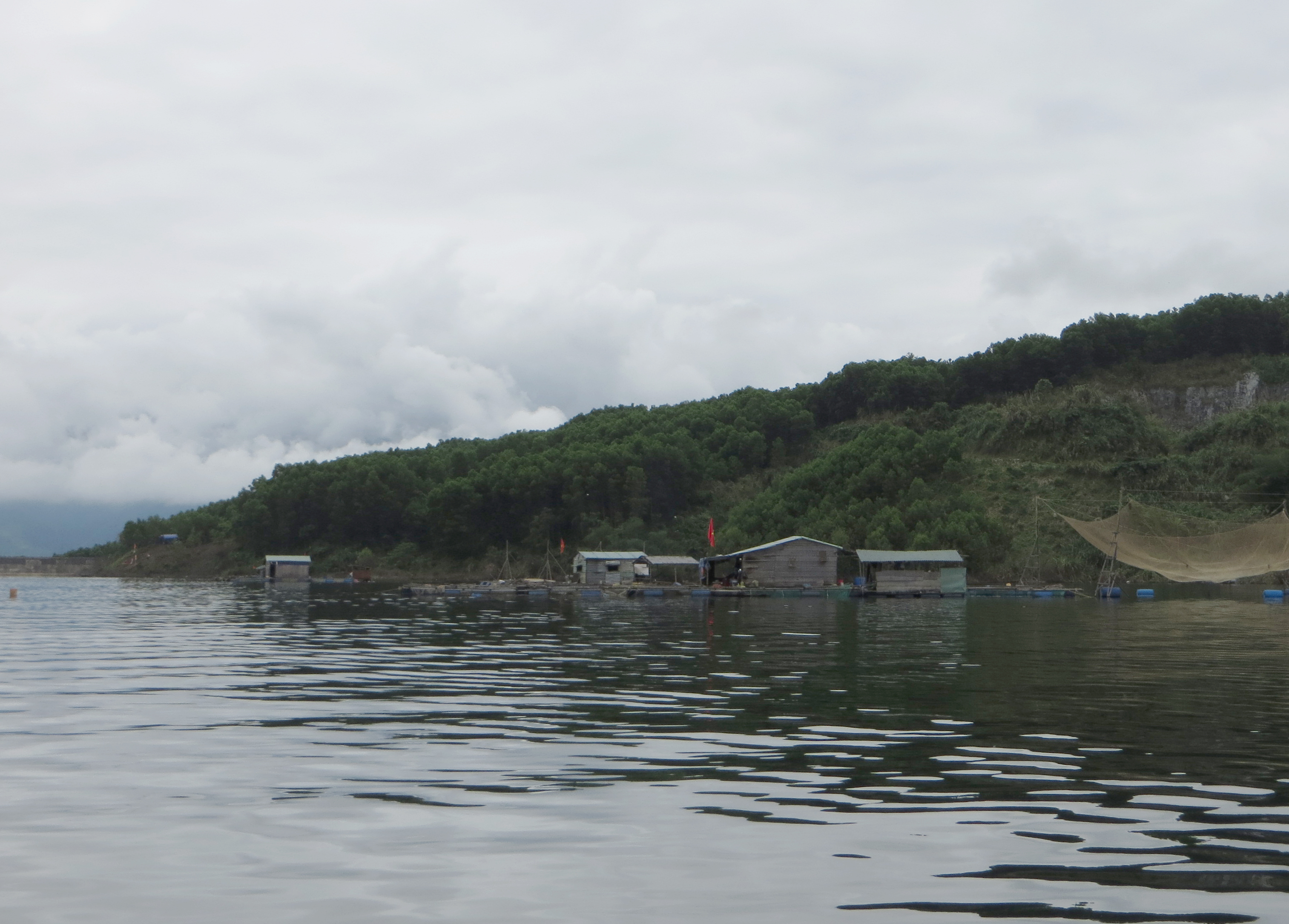 Các hộ nuôi cá lồng bè tại khu hồ chứa thủy điện Sông Tranh 2 cảm nhận rõ sự rung lắc. - Ảnh: Diễm Thúy