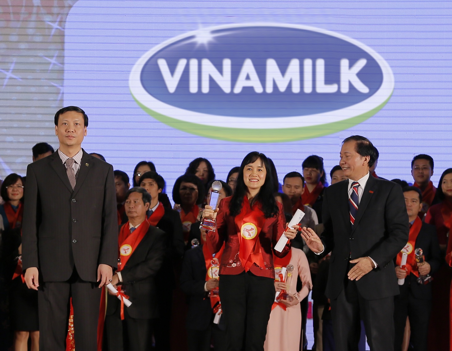 Bà Nguyễn Minh Tâm, Giám đốc Chi nhánh Vinamilk tại Hà Nội, đại diện công ty nhận giải thưởng Thương hiệu mạnh Việt Nam