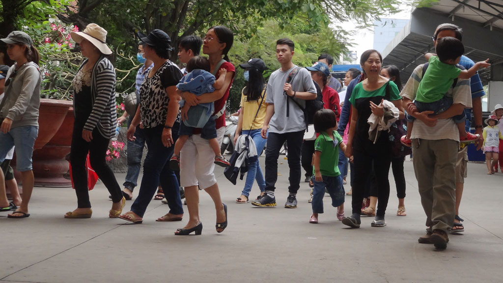 Hành khách nhộn nhịp đi lại tuyến tàu ngoại ô Sài Gòn – Dĩ An