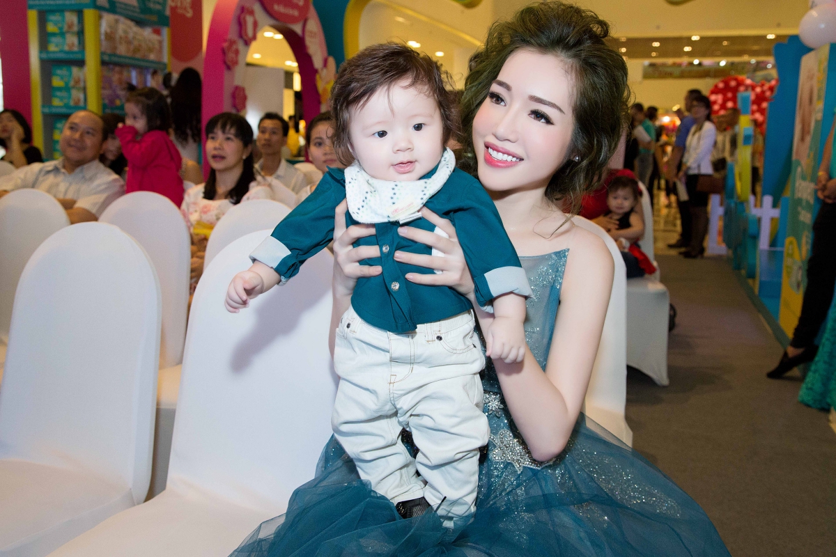 Elly Trần bên con trai 5 tháng tuổi - Ảnh: Ducan