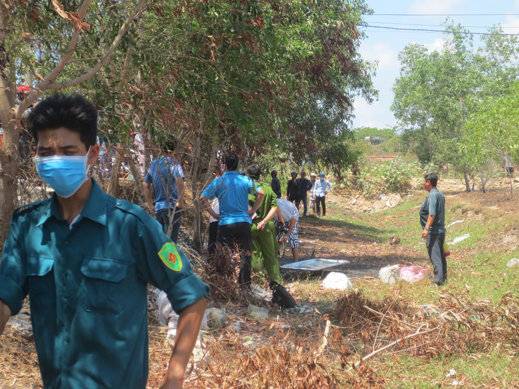 Hiện trường phát hiện người thanh niên chết cháy, nghi tự thiêu - Ảnh: Nguyễn Long