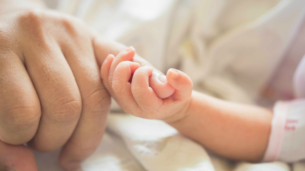 Bố mẹ không nên mang con cái đang bị bệnh lên máy bay - Ảnh: Shutterstock