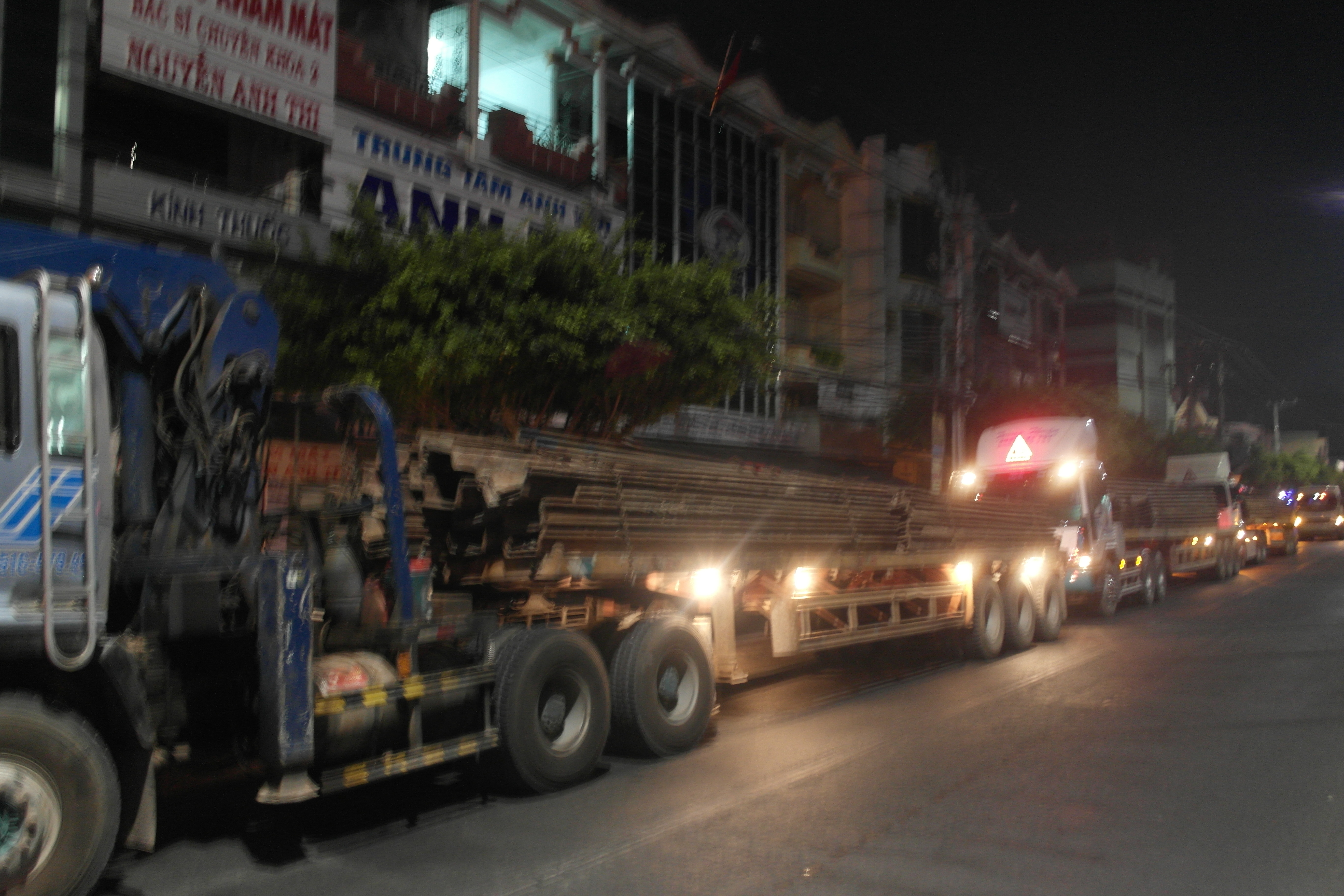 Các xe đầu kéo chở hàng "khủng" bị cơ quan chức năng tỉnh Vĩnh Long phát hiện lúc 3 giờ sáng - Ảnh: Thanh Đức