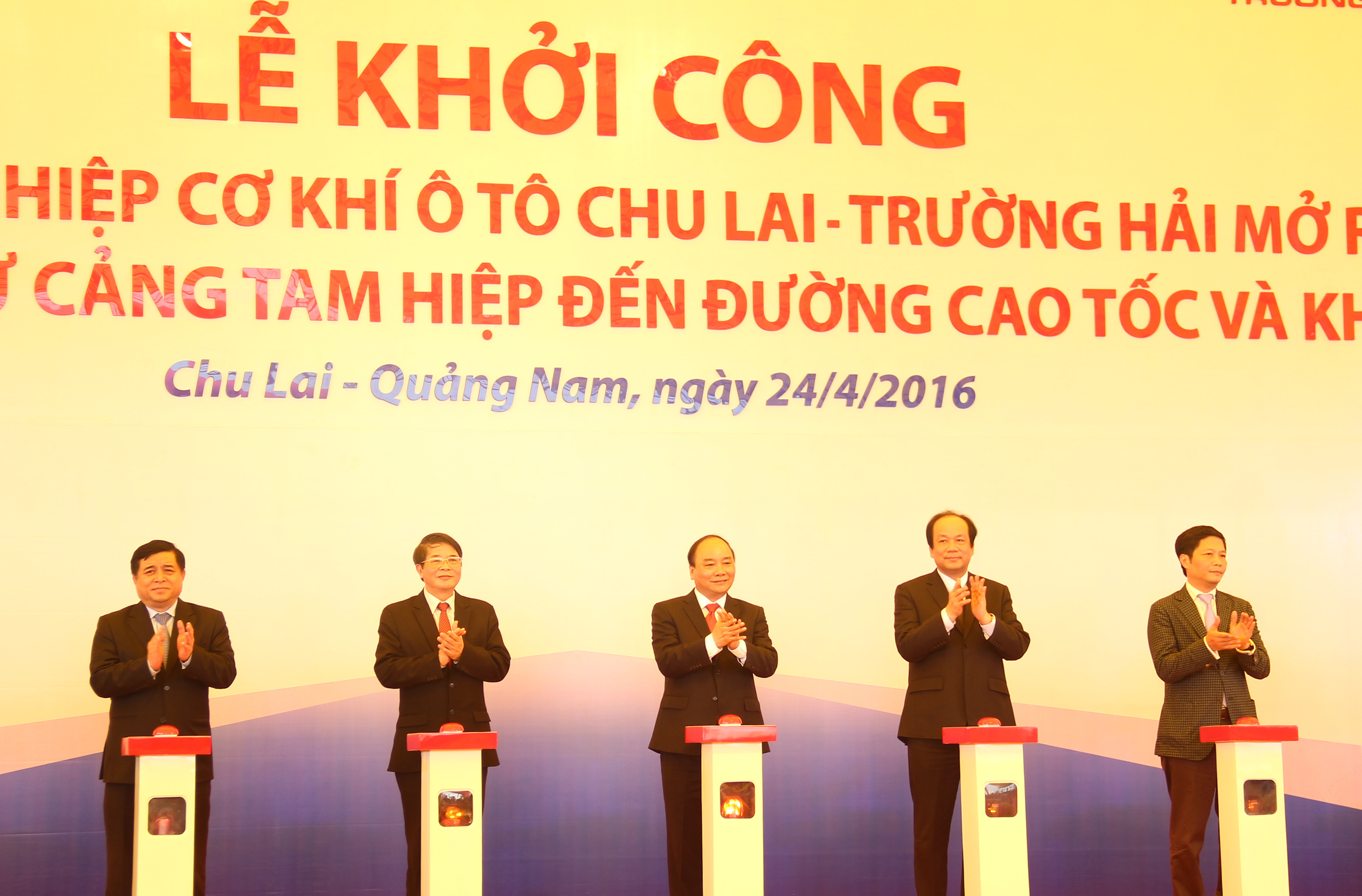Thủ tướng Nguyễn Xuân Phúc (giữa) tại lễ khởi công mở rộng khu công nghiệp cơ khí ô tô Chu Lai - Trường Hải trưa 24.4