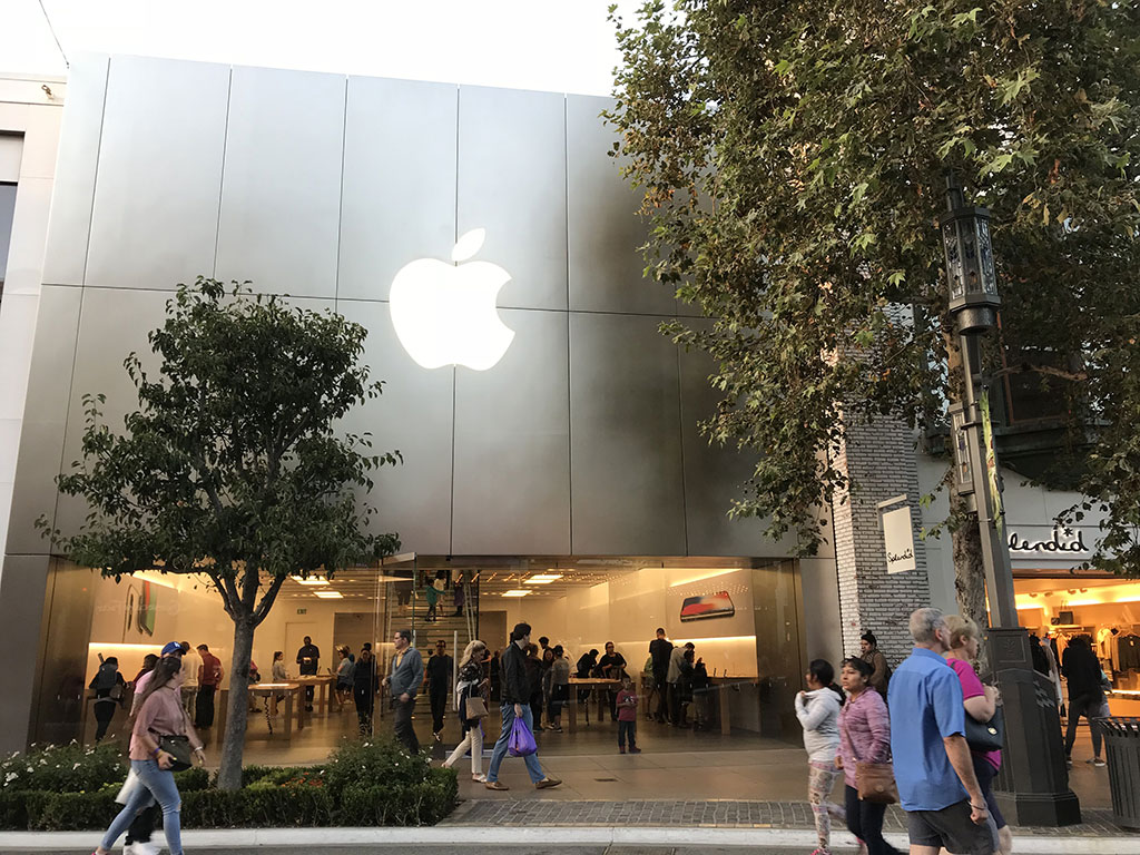 Cửa hàng Apple trên đường Canton không có người xếp hàng bên ngoài chờ mua
