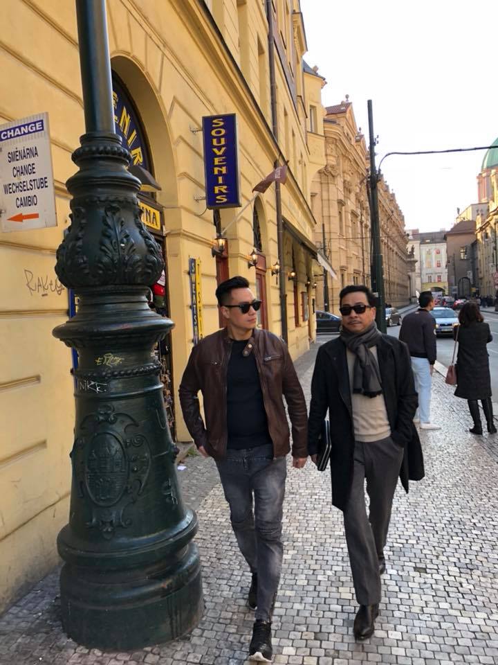 Diễn viên Việt Anh  và NSND Hoàng Dũng trong chuyến công tác tại CH Czech