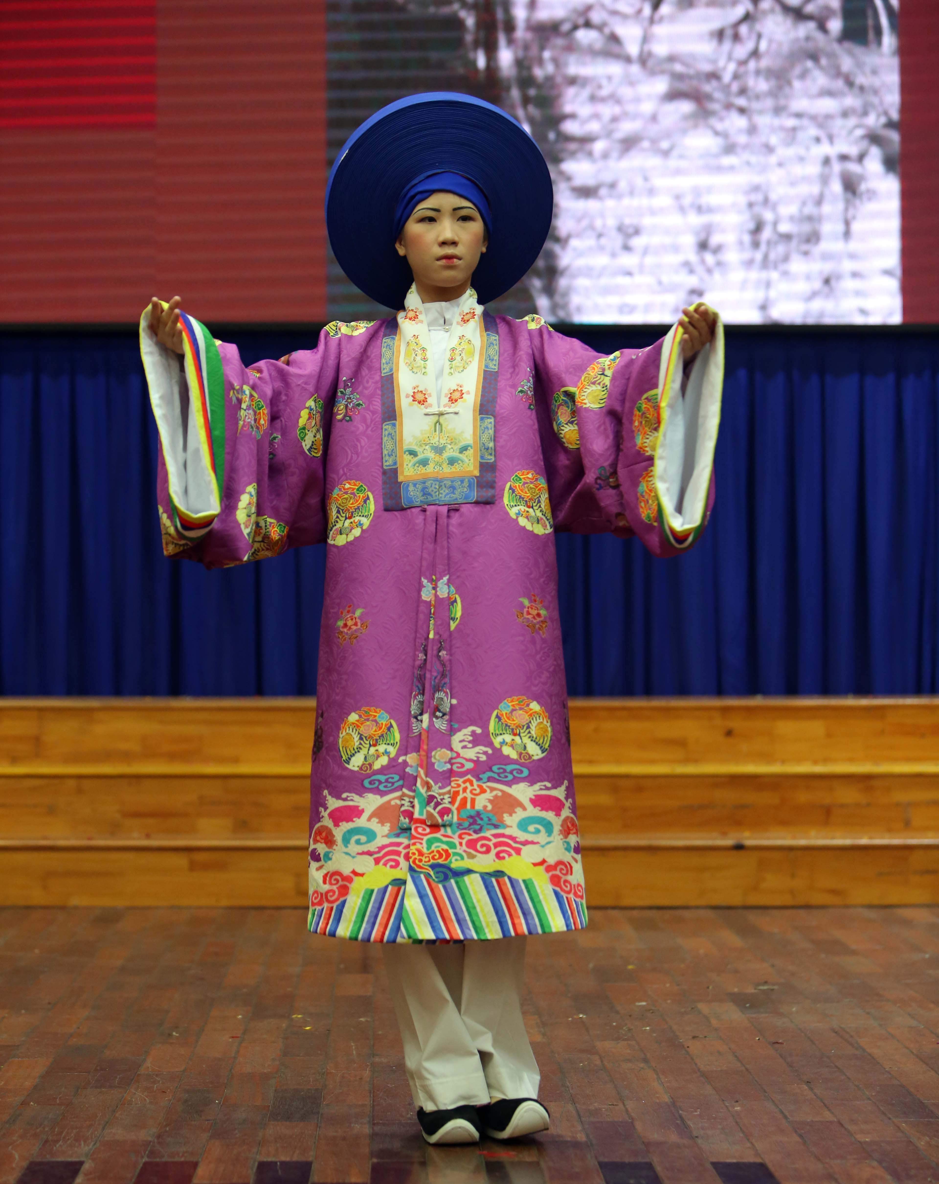 Trình diễn lễ phục triều Nguyễn 