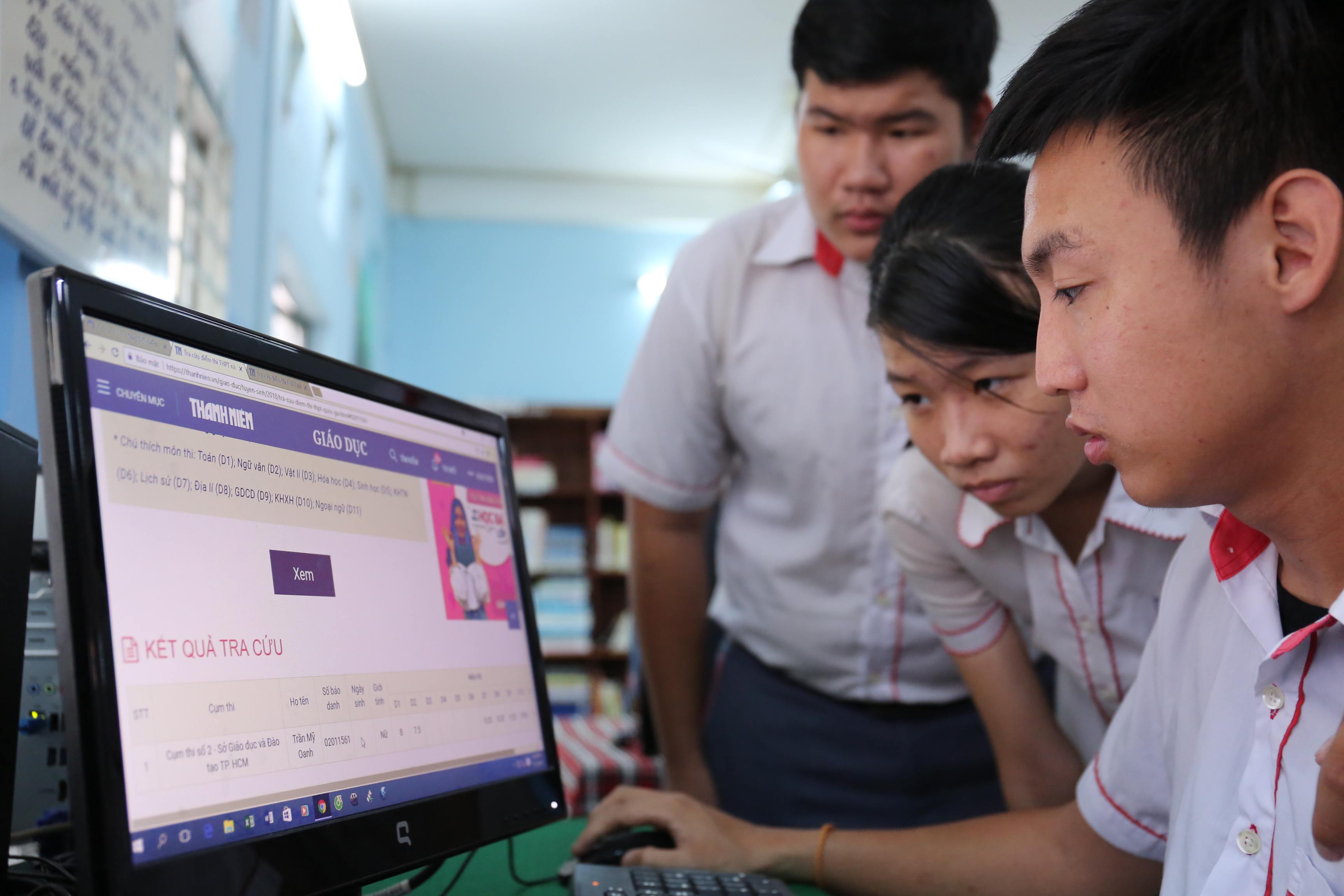 Học sinh Trường THPT Thanh Bình (Q.Tân Bình, TP.HCM) xem điểm thi tốt nghiệp THPT quốc gia qua thanhnien.vn 