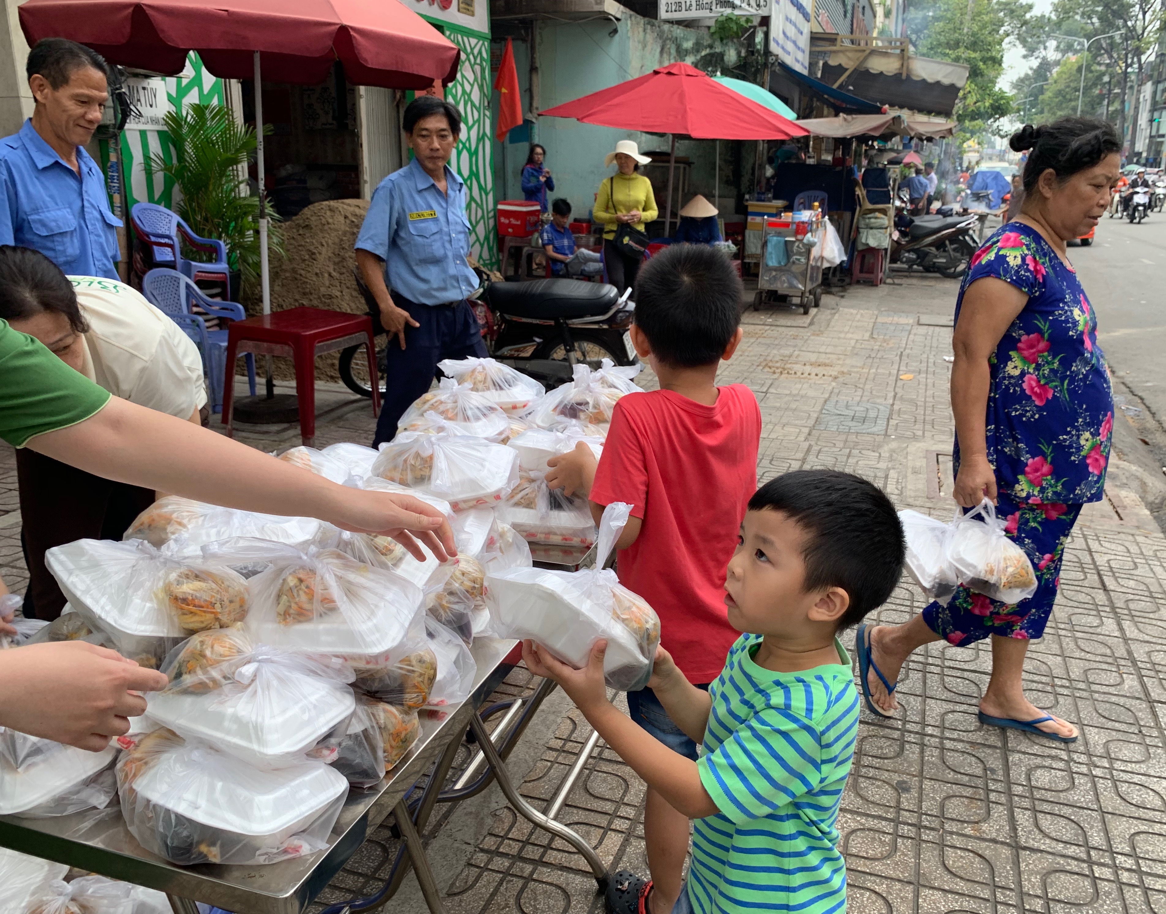 Người Sài Gòn sống chia sẻ, đều đặn mỗi tháng tặng… người dưng cơm chay